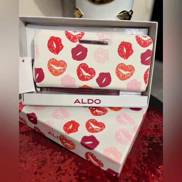 ALDO 💋NWT💋Women's Cream with Kiss Print Wallet/Wristlet - Picture 2 of 9
